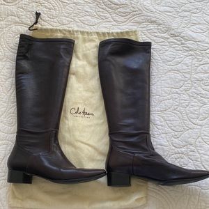 Beautiful almost new, soft leather booth.